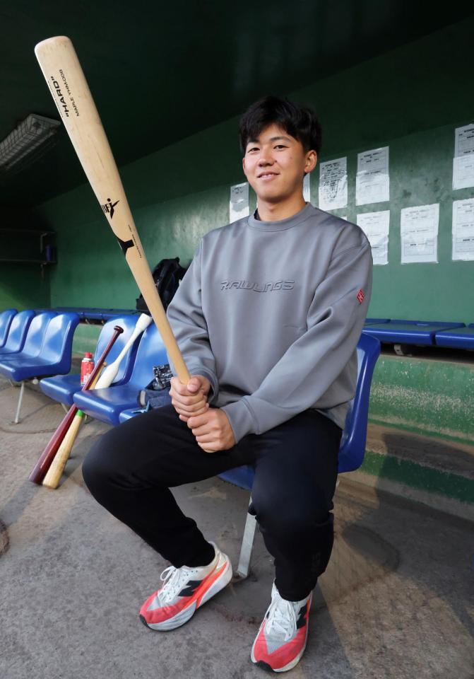 　懐かしのベンチへ腰かけ笑顔を見せるドラフト１位・立石（撮影・立川洋一郎）