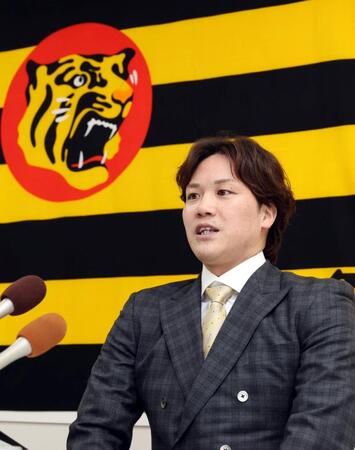 　入団会見をする伏見（撮影・山口登）