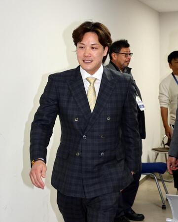 　会見場を後にする伏見（撮影・山口登）