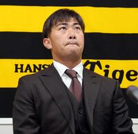 　契約を更改し会見する桐敷（撮影・山口登）