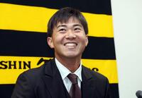 　契約を更改し会見する桐敷（撮影・山口登）