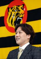 　入団会見をする伏見（撮影・山口登）