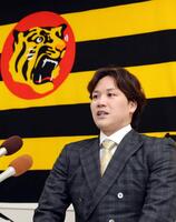 　入団会見をする伏見（撮影・山口登）