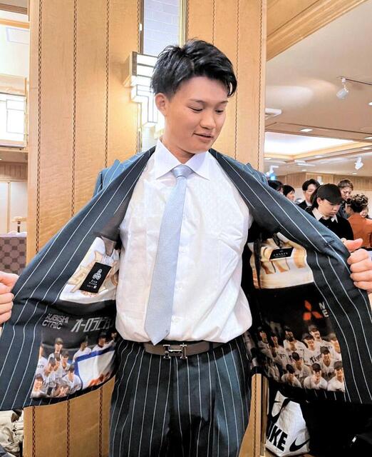 阪神・森下 初GG賞 魅せたVスーツ！裏生地に9・7写真 大谷意識