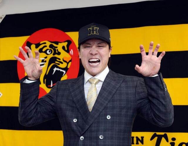 阪神 トレード加入の伏見が黄色のネクタイで入団会見 坂本、梅野に