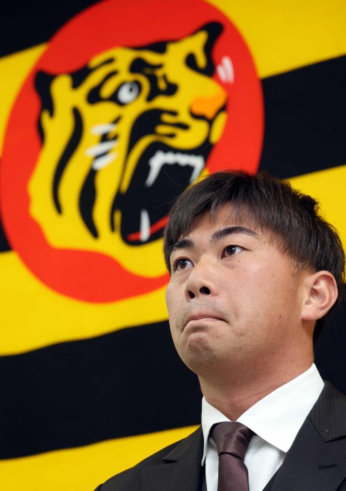 　契約を更改し会見する桐敷（撮影・山口登）