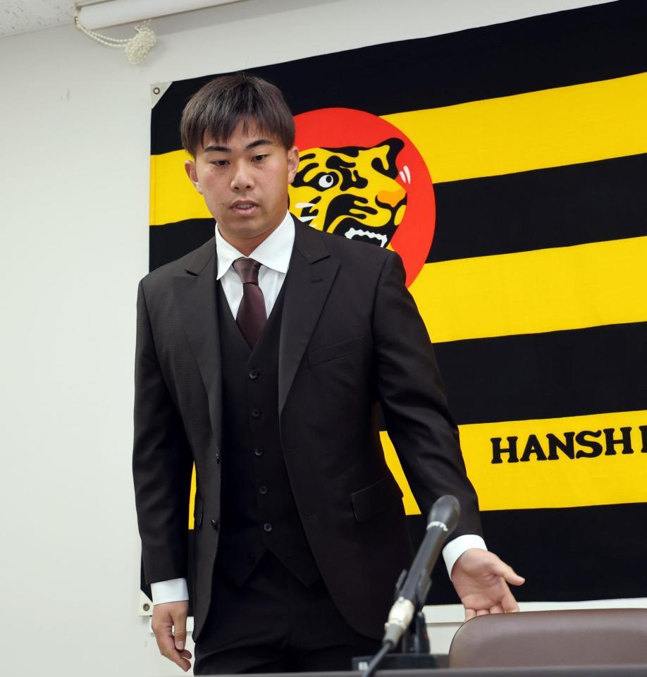 　契約を更改し、会見の席の就く桐敷（撮影・山口登）