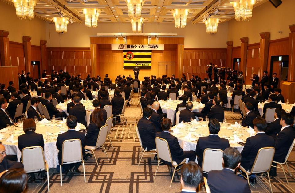 　球団納会であいさつする藤川監督（撮影・山口登）