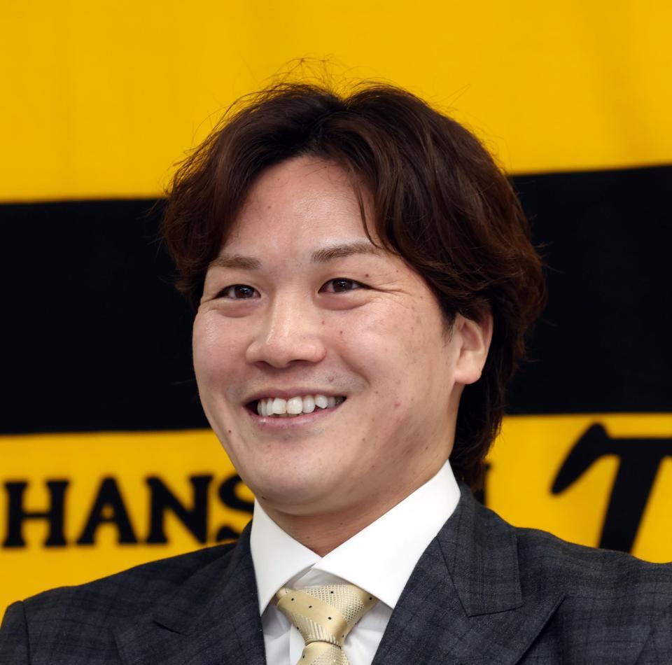 　笑顔で入団会見をする伏見（撮影・山口登）