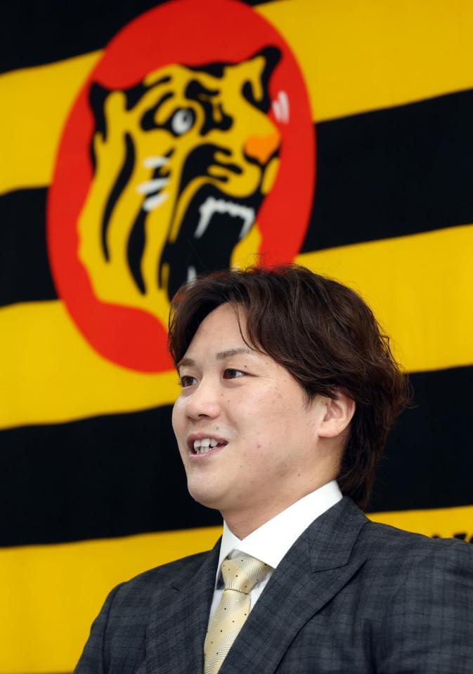 　入団会見をする伏見（撮影・山口登）