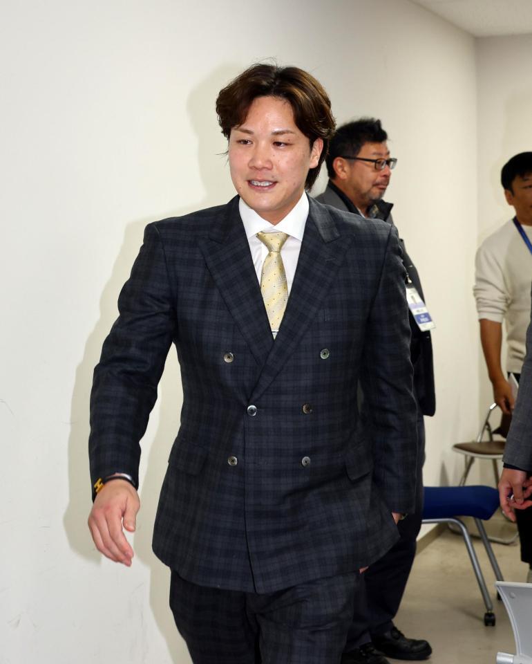 　会見場を後にする伏見（撮影・山口登）