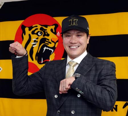 　猫ポーズをする伏見（撮影・山口登）