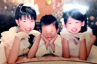 　二人の姉に挟まれる立石（本人提供）