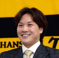 　笑顔で入団会見をする伏見（撮影・山口登）