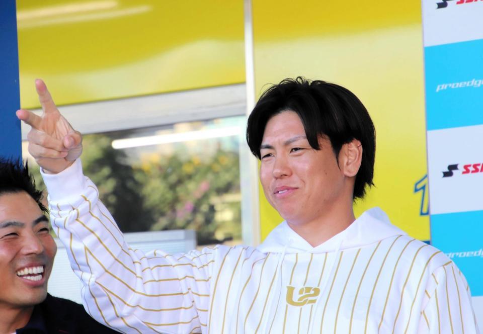 　ファンとじゃんけん大会を楽しむ梅野