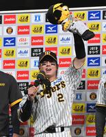 　お立ち台で声援に応える梅野＝２０２４年９月