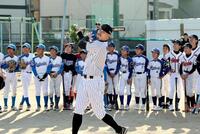 　少年野球チームの前で打撃のお手本を見せる佐藤輝（撮影・田中太一）