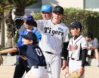 　野球チームの子供にアドバイスする富田（撮影・田中太一）