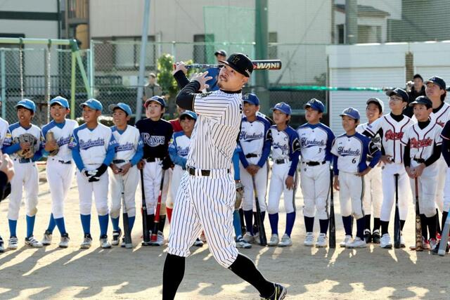 阪神 佐藤輝明が甲東小学校で野球教室を開催 出身の甲東