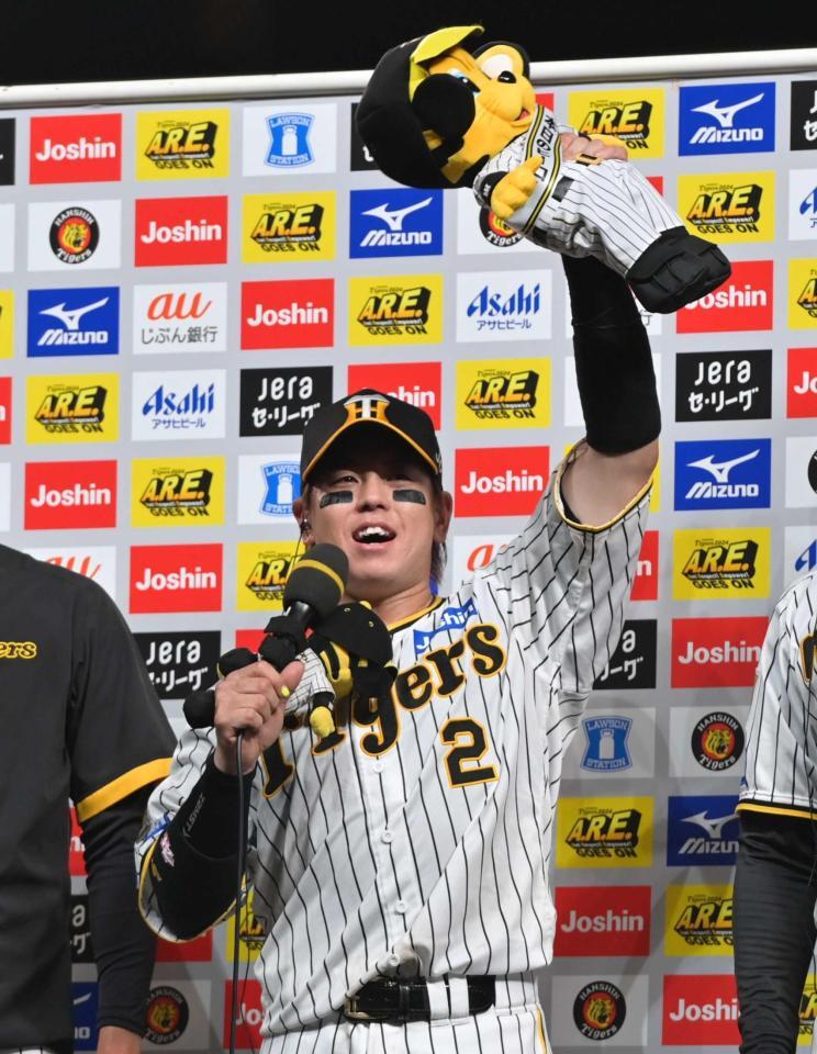 　お立ち台で声援に応える梅野＝２０２４年９月