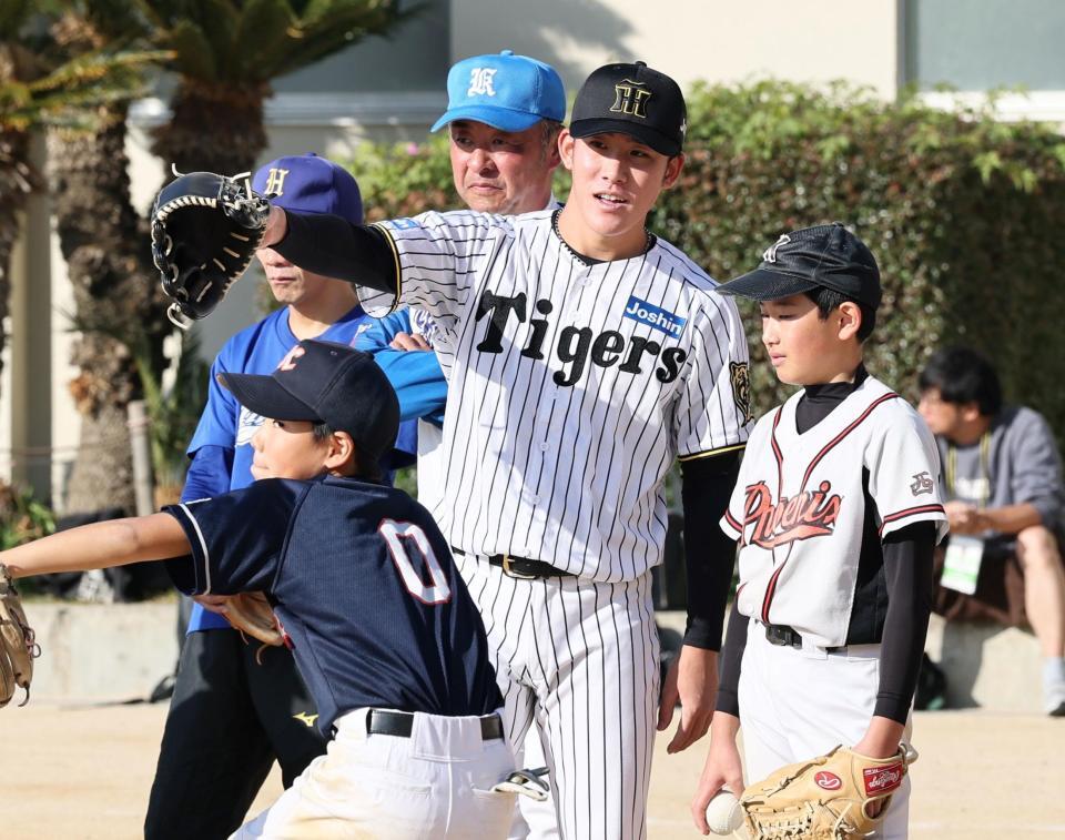 　野球チームの子供にアドバイスする富田（撮影・田中太一）