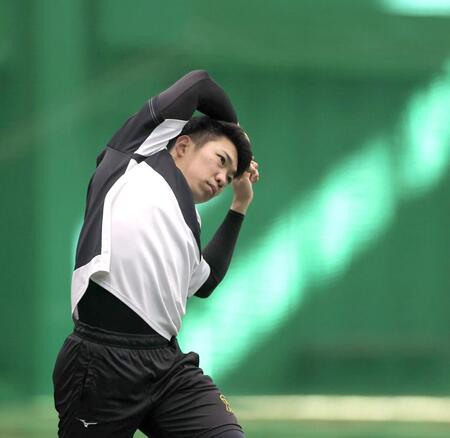 　ウオーミングアップする石井（撮影・北村雅宏）