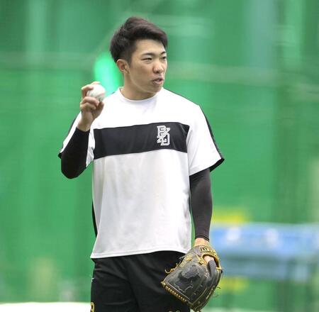 　キャッチボールを行う石井（撮影・北村雅宏）