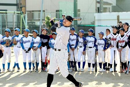 　地元野球チームの前で打撃のお手本を見せる佐藤輝（撮影・田中太一）