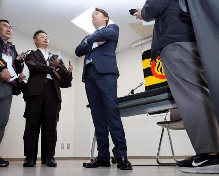 　契約を更改し、取材に応じる西勇（撮影・山口登）