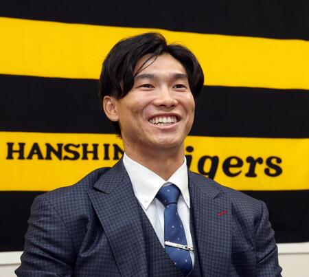 　契約を更改し、取材に応じる湯浅（撮影・山口登）