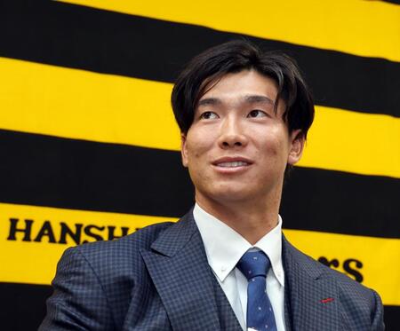 　契約を更改し、取材に応じる湯浅（撮影・山口登）