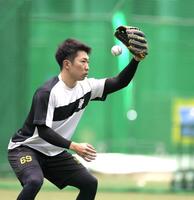 　キャッチボールを行う石井（撮影・北村雅宏）