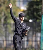 　キャッチボールする今朝丸