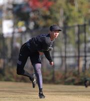 　キャッチボールする今朝丸（撮影・北村雅宏）