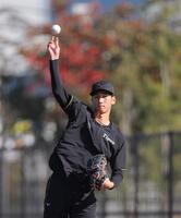 　軽めのキャッチボールを行う今朝丸（撮影・北村雅宏）