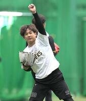 　キャッチボールをする伊原（撮影・北村雅宏）