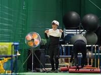 　軽めの調整を行う伊原（中央）＝撮影・北村雅宏