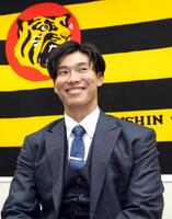 　契約を更改し、取材に応じる湯浅（撮影・山口登）