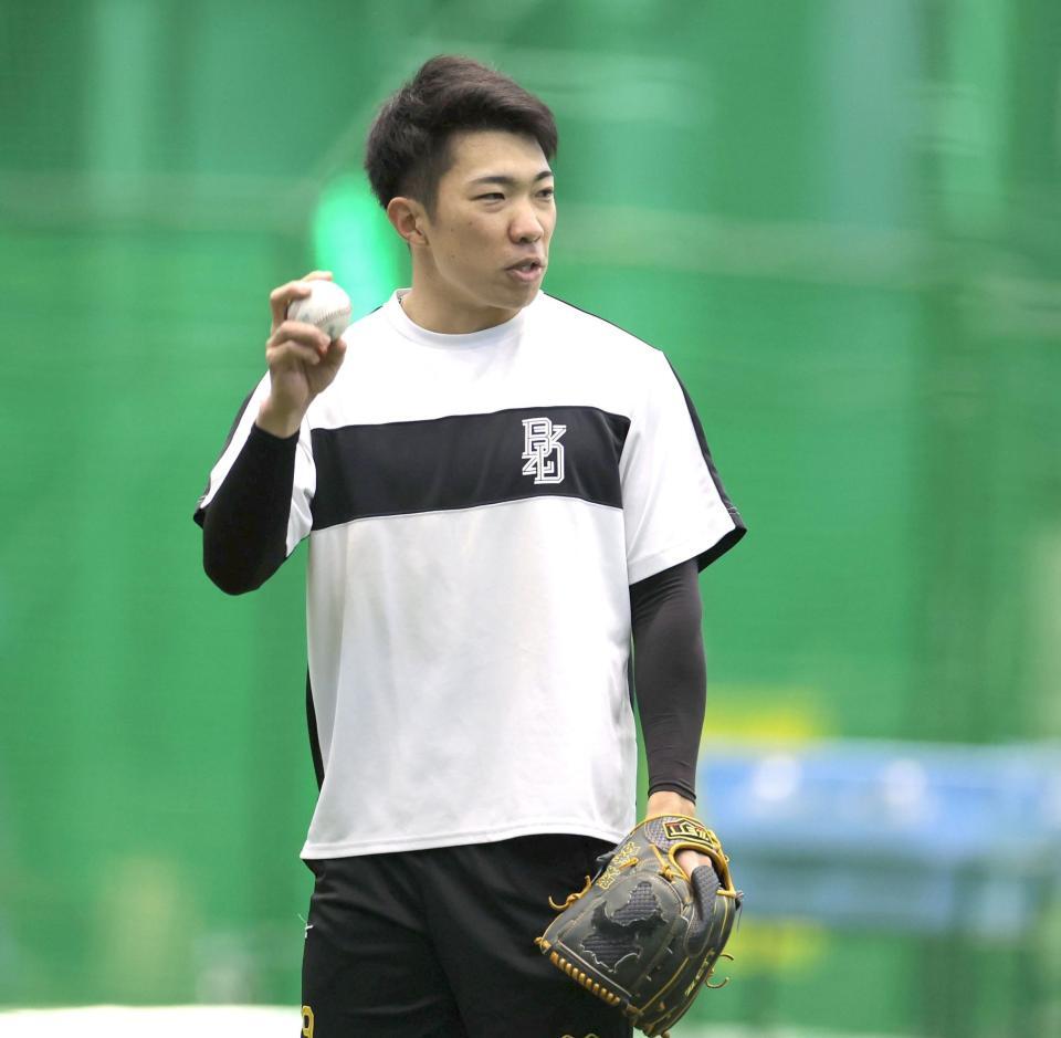 　キャッチボールを行う石井（撮影・北村雅宏）