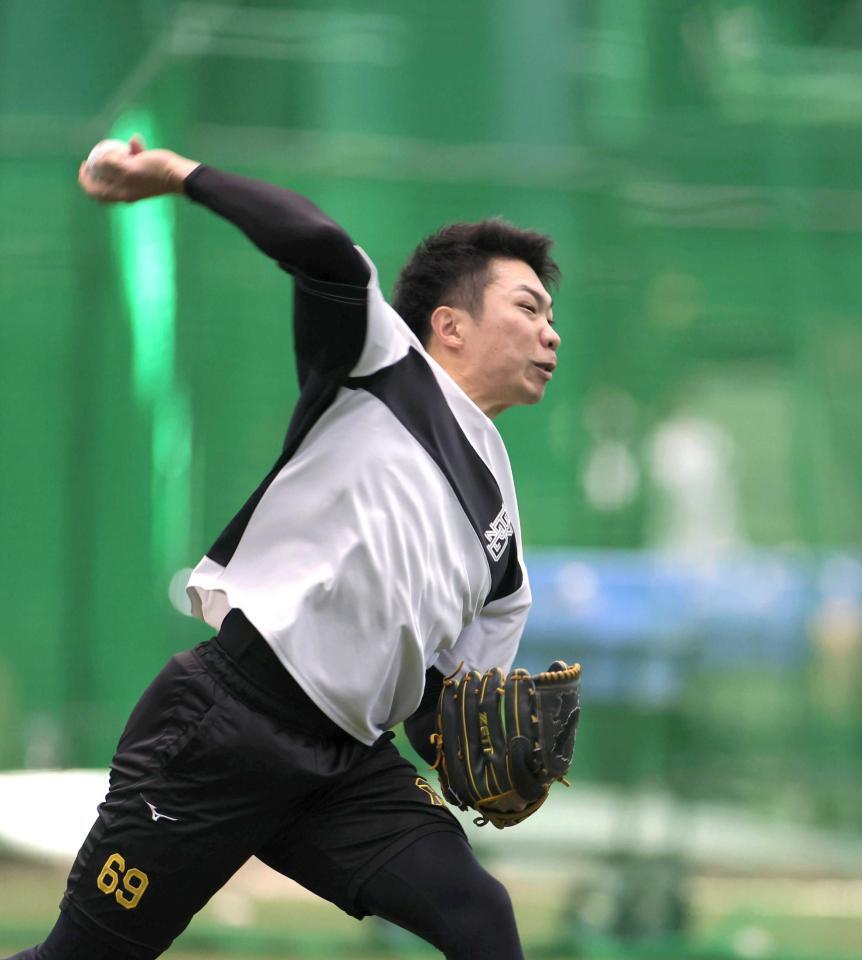 　強めのキャッチボールをする石井（撮影・北村雅宏）