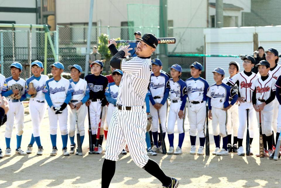 　地元野球チームの前で打撃のお手本を見せる佐藤輝（撮影・田中太一）