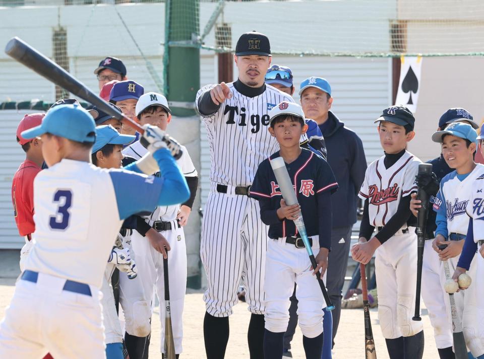 　打撃指導をする佐藤輝（撮影・田中太一）