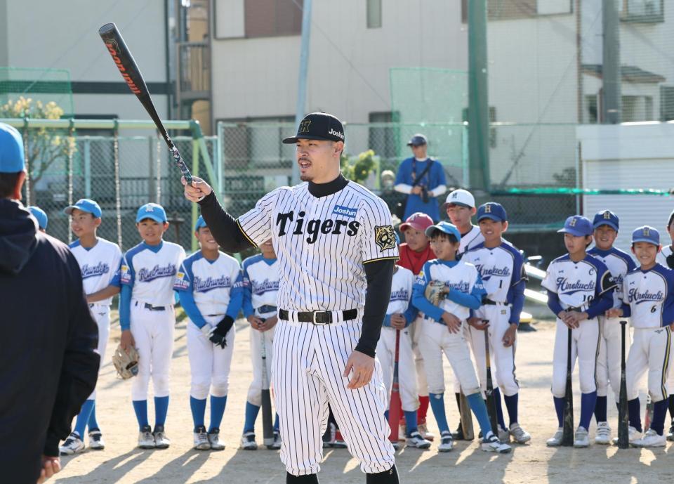 　ロングティーで狙いを定める佐藤輝（撮影・田中太一）