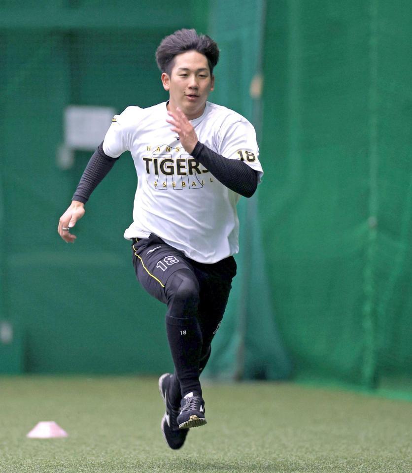 　ダッシュする伊原（撮影・北村雅宏）