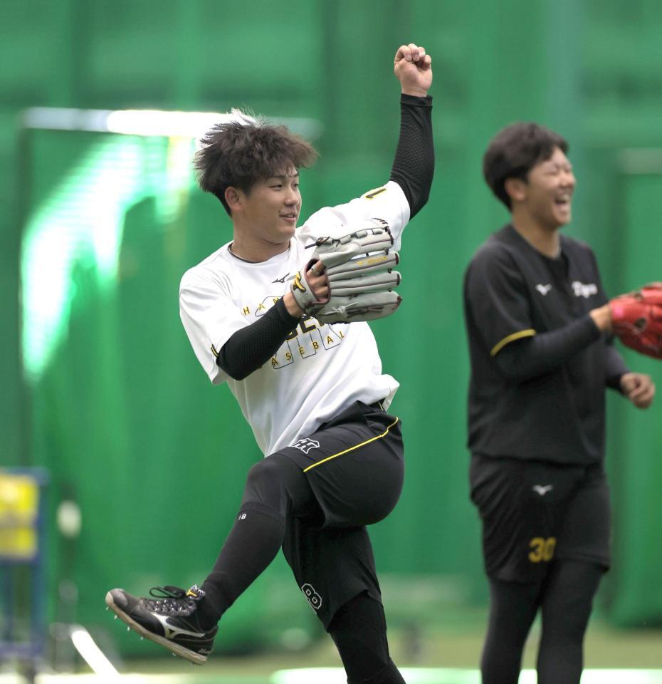 　キャッチボールを行う伊原（左）＝撮影・北村雅宏