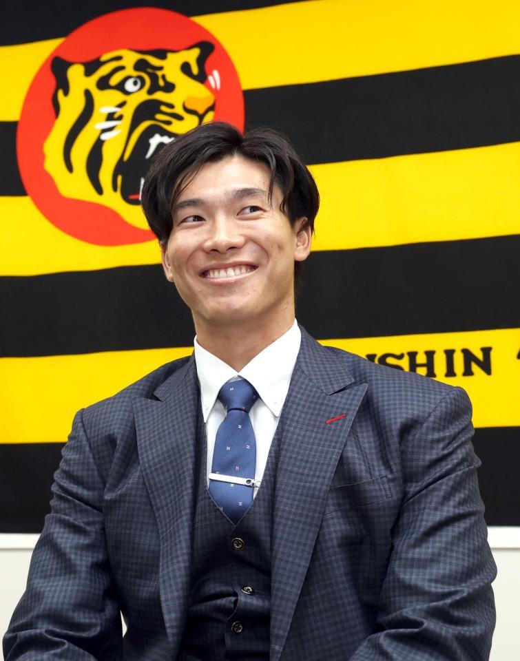 　契約を更改し、取材に応じる湯浅（撮影・山口登）