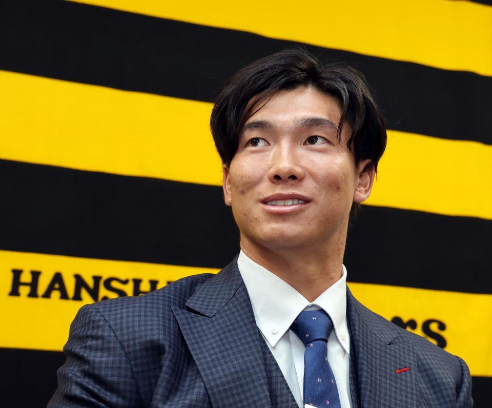 　契約を更改し、取材に応じる湯浅（撮影・山口登）