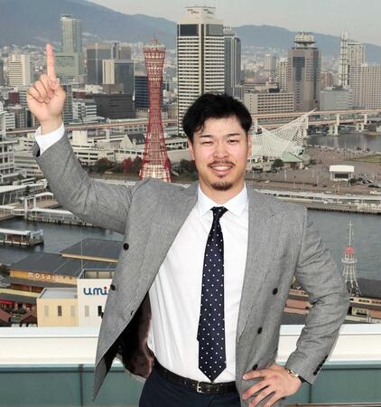 　デイリースポーツ社屋上でポーズを決める佐藤輝