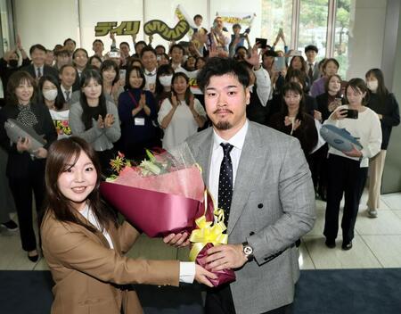 　大勢の社員に歓迎される佐藤輝（撮影・田中太一）