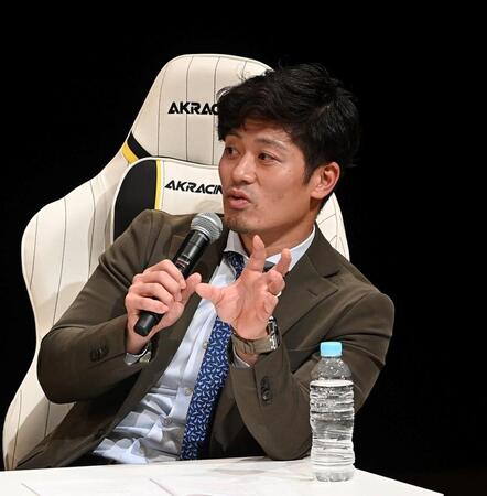 　トークで会場を盛り上げる坂本（撮影・西田忠信）